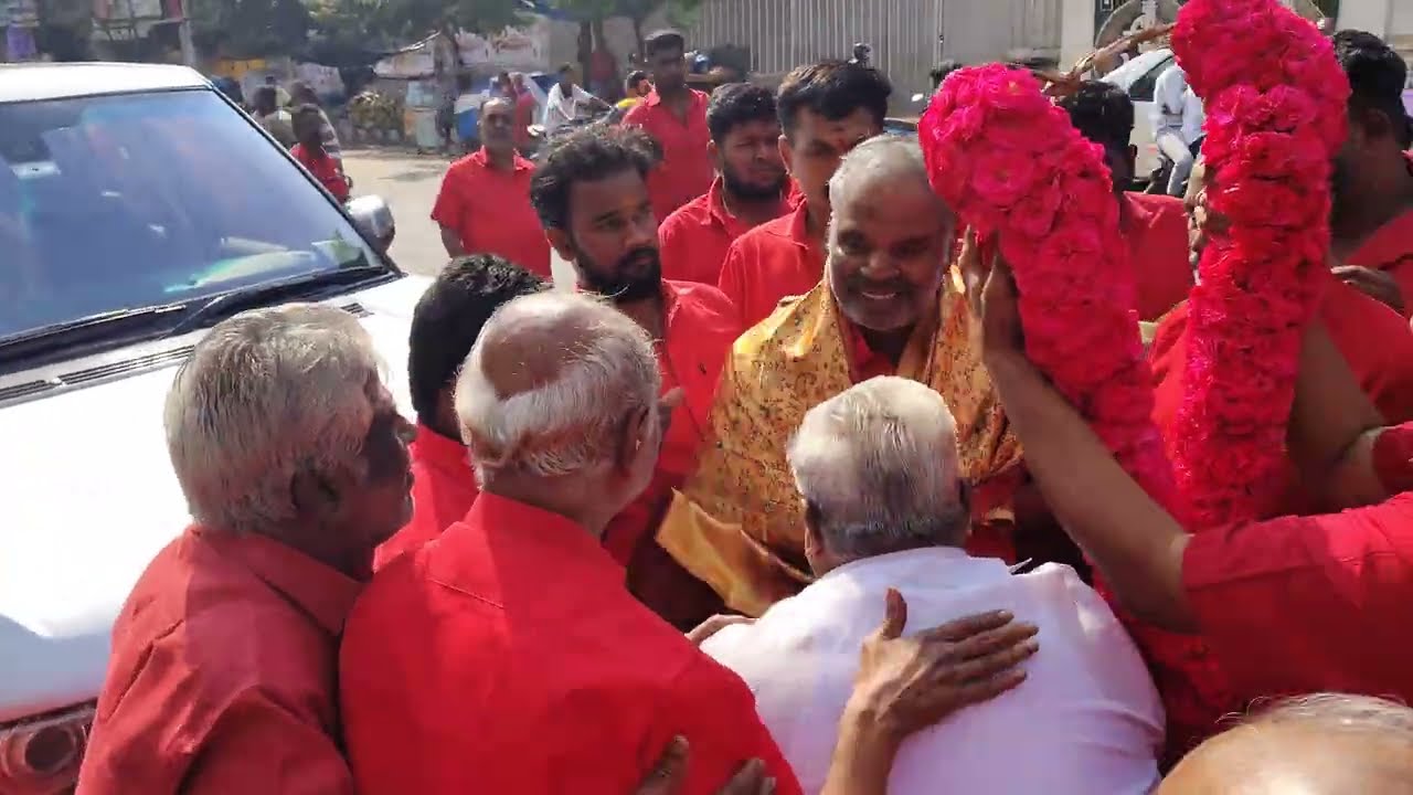 திருவண்ணாமலை மாவட்டம் ஆதிபராசக்தி சக்தி பீடத்தில் ஆன்மீக ஜோதியே ஏற்றினார்.