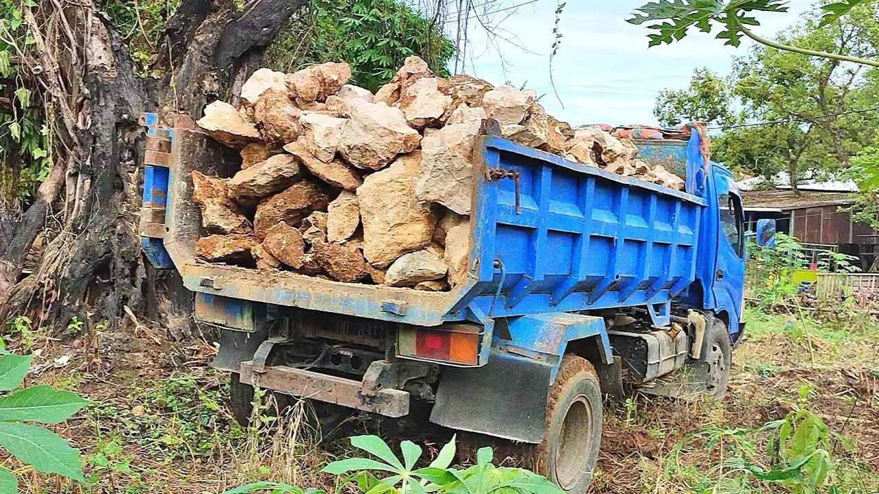 Mobil Dump Truk Jungkit Muatan Batu Gunung
