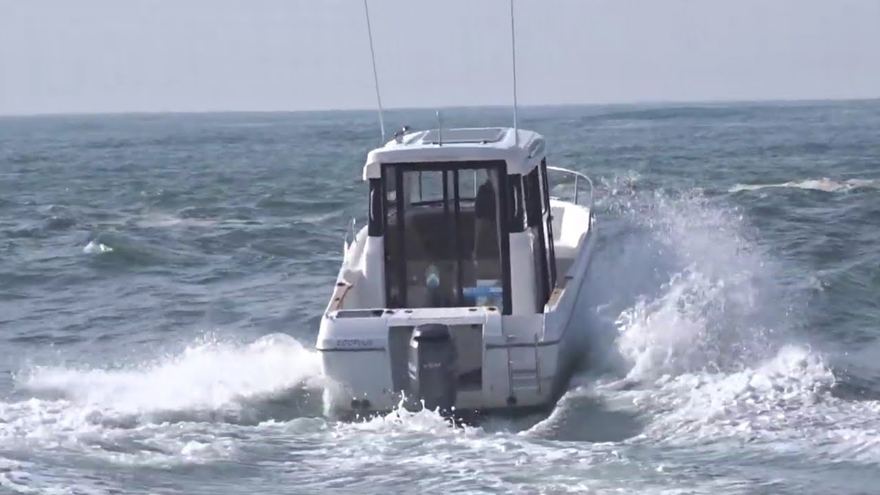 ÉTONNANT ET SURPRIS DE VOIR UN PETIT BATEAU S'ENGAGER FACE A DE GROSSES CONDITIONS