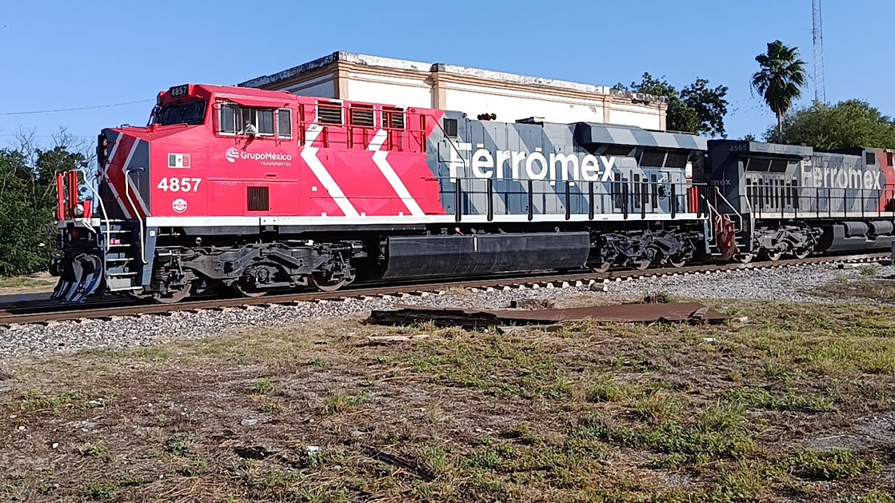 Tren con Locomotoras en Potencia distribuida, un fierrero al norte
