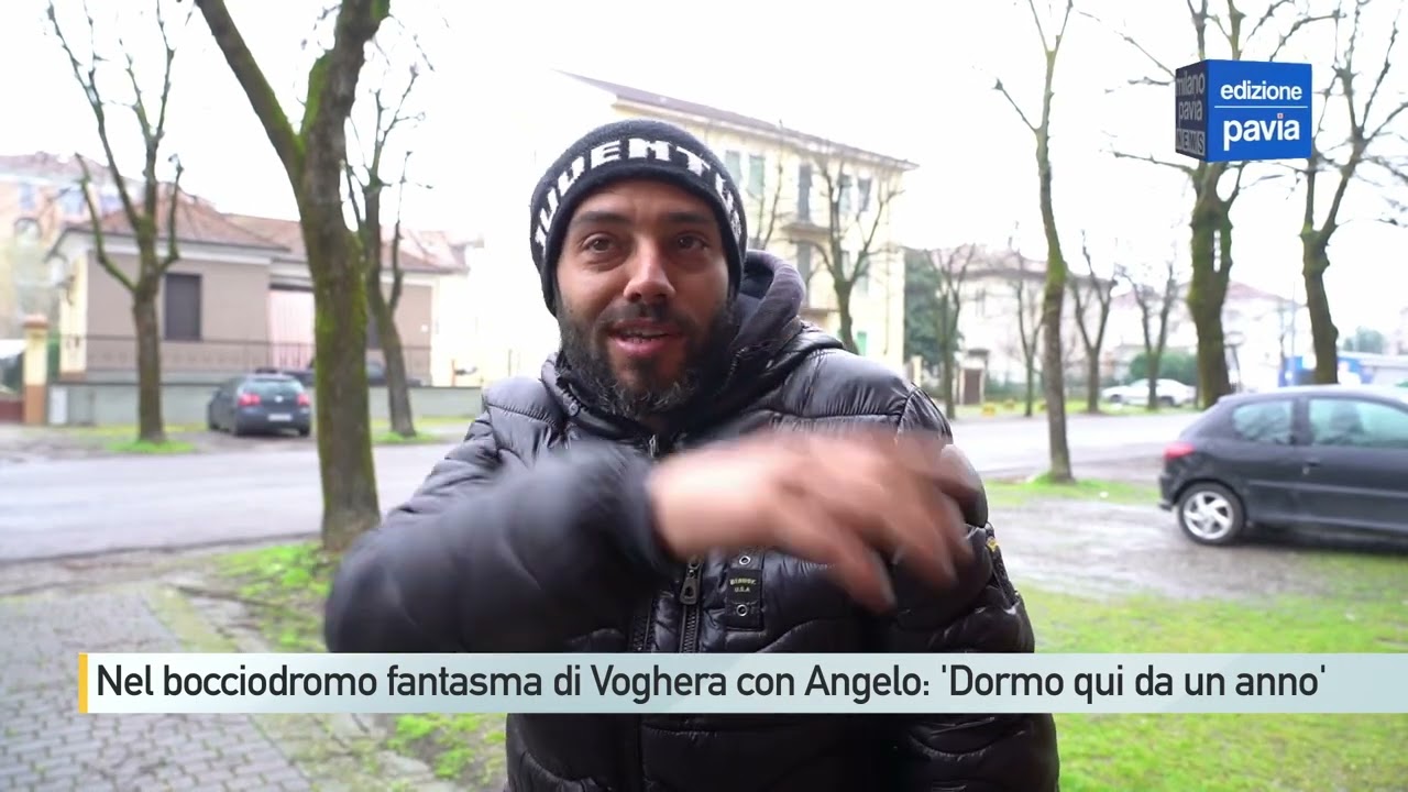 Nel bocciodromo fantasma di Voghera con Angelo: 'Non ho una casa, dormo qui da un anno'
