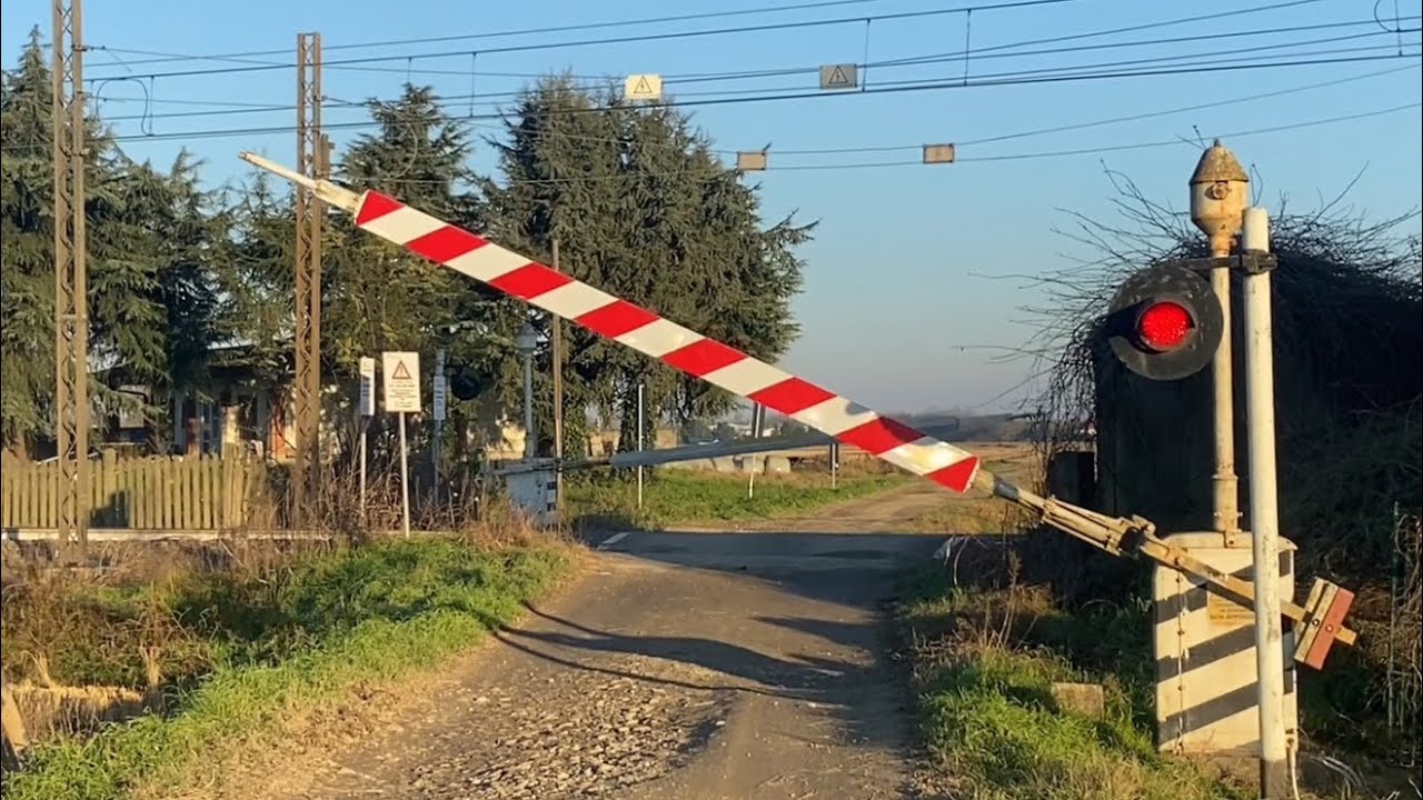 Passaggio a livello // Level crossing // (Vignale-Novara)