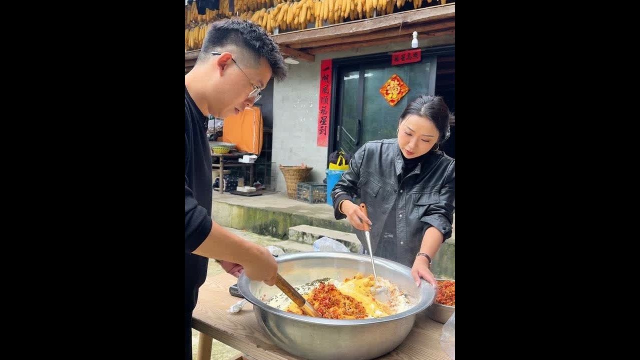 每年辣椒尾声的季节 妈妈都会摘点 做几坛面辣子 朴实的味道一定要朴实的做法 才能彰显它的美味