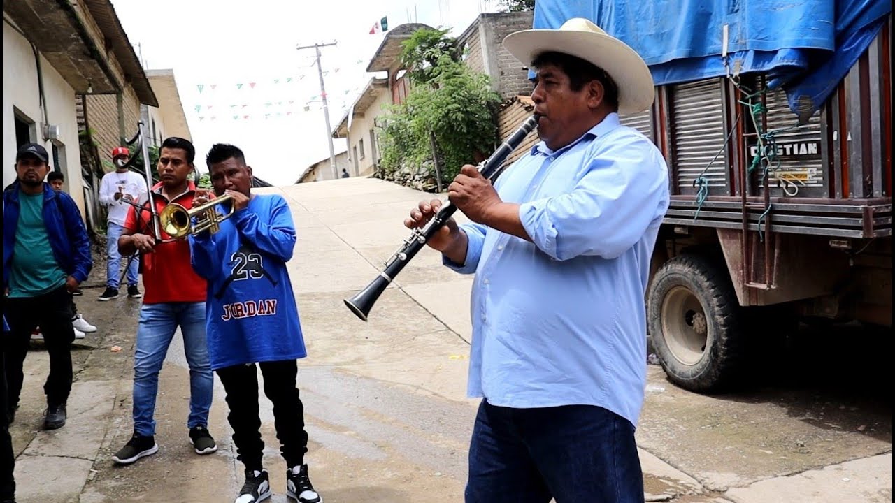 MADRE SANTA😱😱 - MIRA LO QUE HACE ESTE MAESTRO CON EL CLARINETE - tutorial de como se debe tocarlo🎷🎷