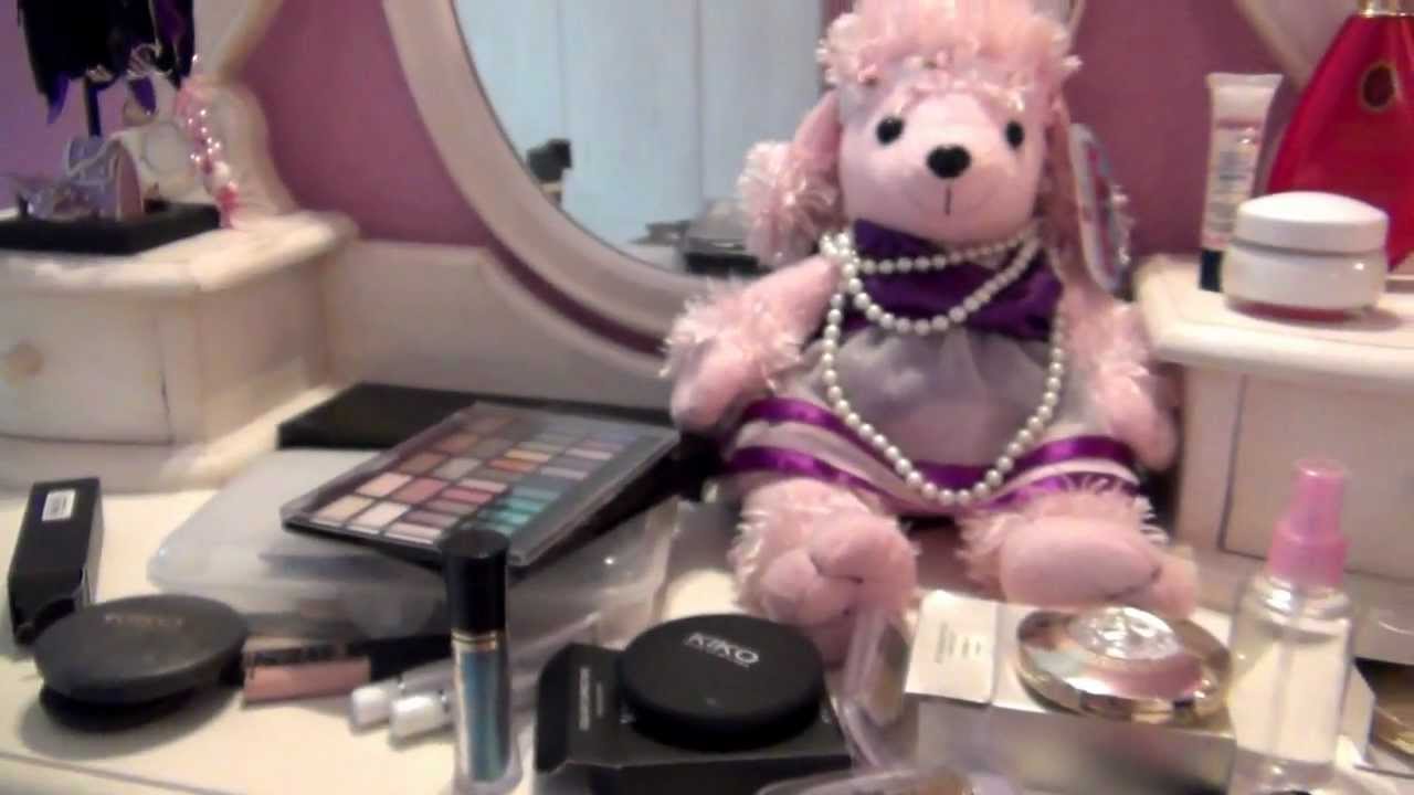 La mia postazione make up! Tutti i miei rossetti, ombretti, pennelli...