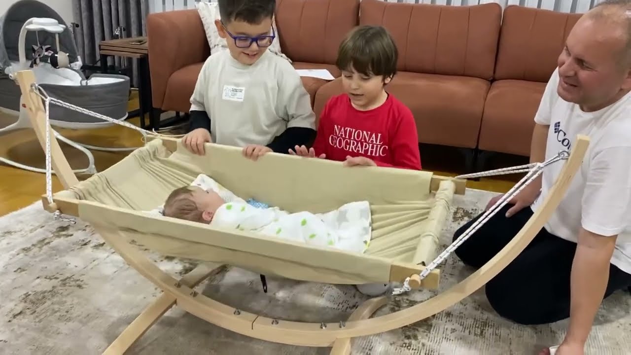 Yavuz Emre bebek için hamak beşik aldık.Kurulum yaparken Fatih Selim ve Yusuf anlaşamıyor.