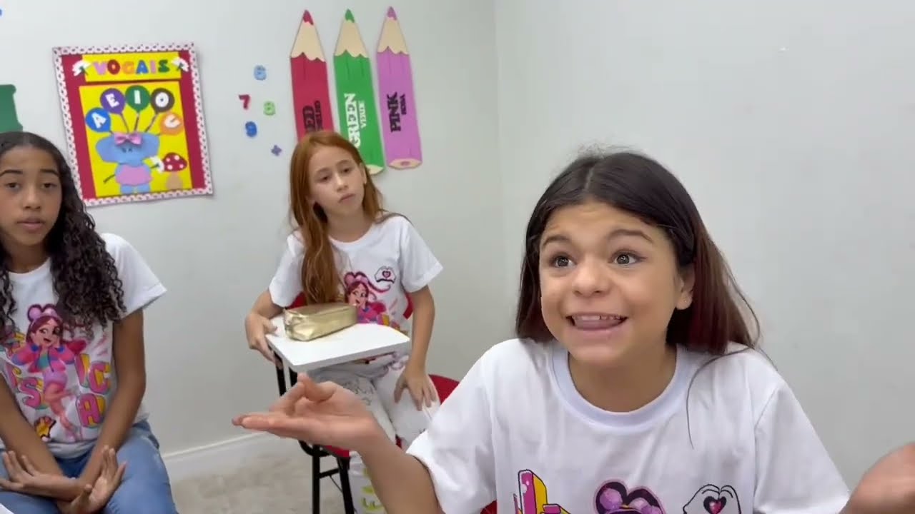 JÉSSICA VAI ter que sair ￼da escola por culpa da Manu a prima chata