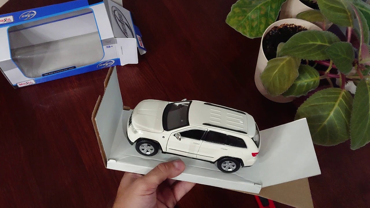 Unboxing of Maisto Jeep Grand Cherokee 2011 scale 1:24