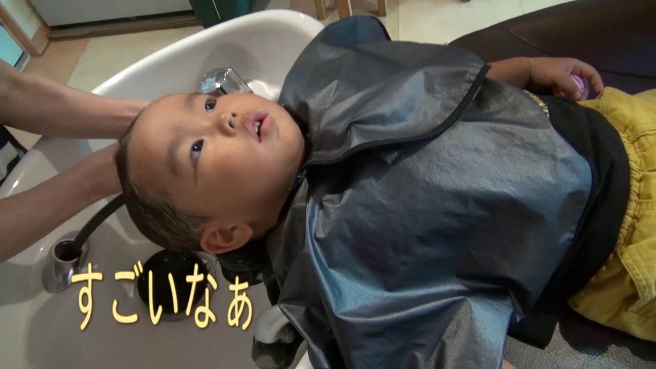 【Sepia】美容室でシャンプー　長男　01　27　（He has a shampoo his hair for the first time at the hair salon.)