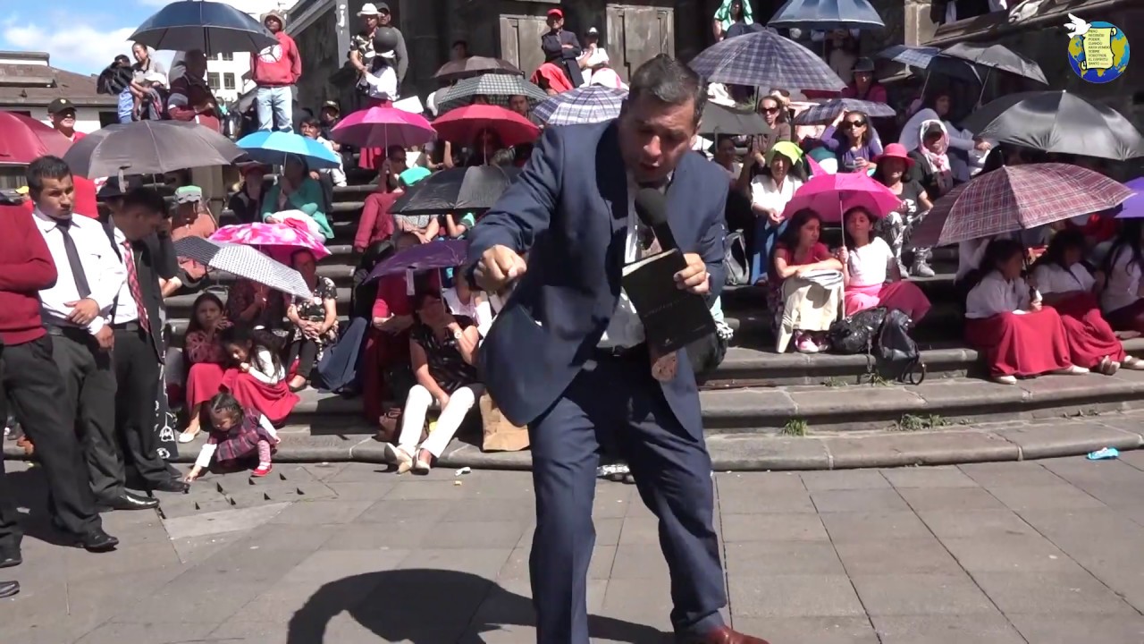 PASTOR HUGO ALBORNOZ: EVANGELIZANDO FRENTE AL PALACIO DE GOBIERNO (2019- 05- 05)