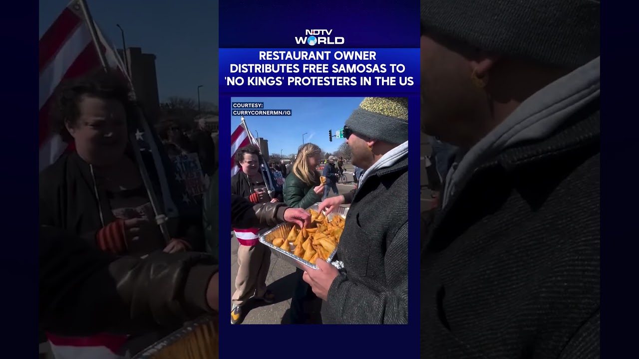 Владелец ресторана раздает бесплатные самосы протестующим против короля в США.