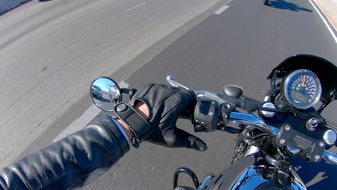 Suzuki SV650 vs Moto Guzzi v7 carbon shine
