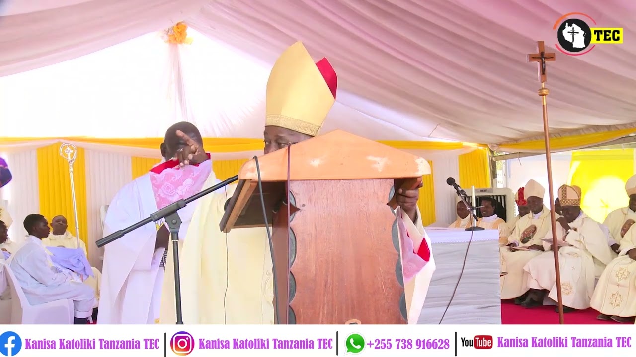 ASKOFU BRUNO NGONYANI ALIVYOAGA NA KUKABIDHI JIMBO KWA ASKOFU MPYA MBELE YA MAASKOFU