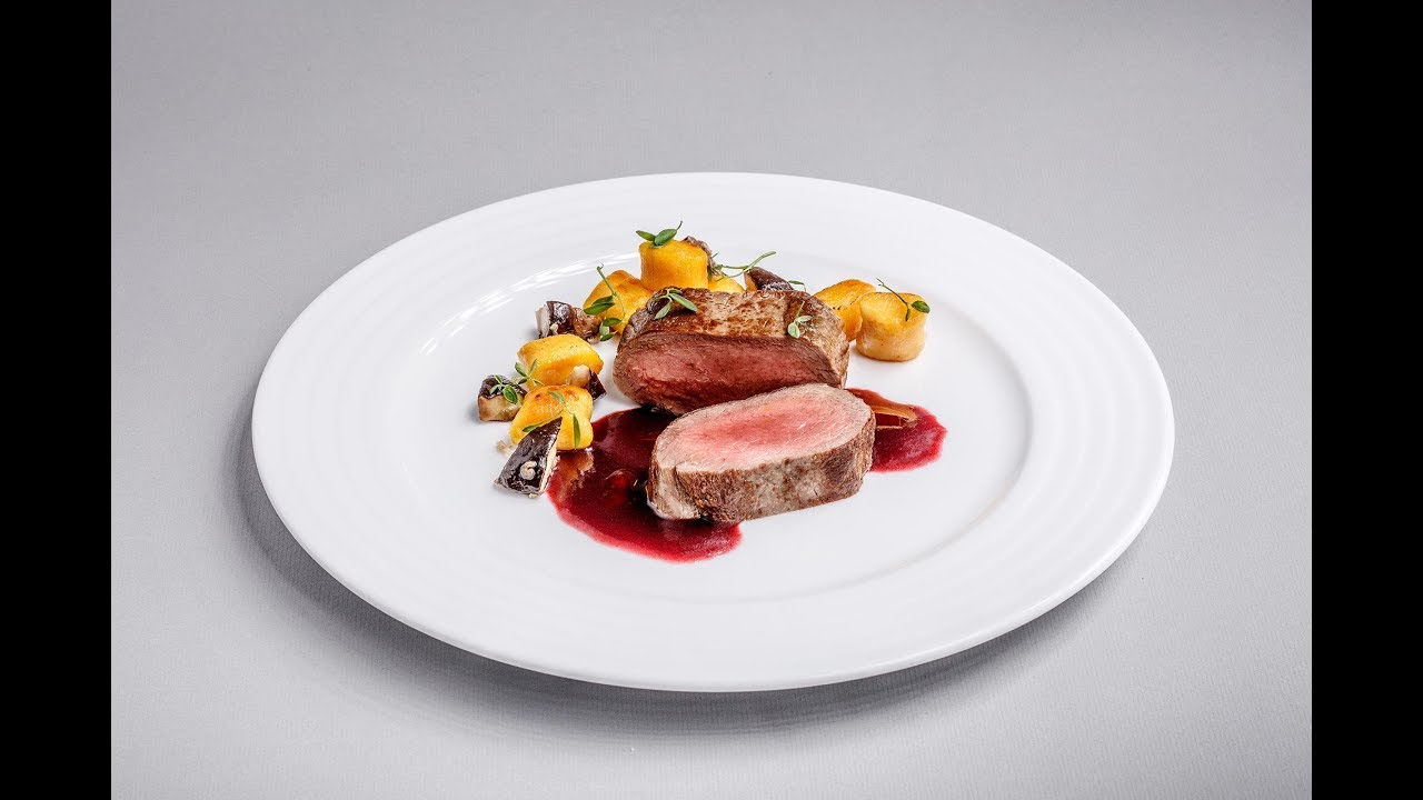 Signature Meals: Jelen&iacute; hřbet s lesn&iacute;mi houbami