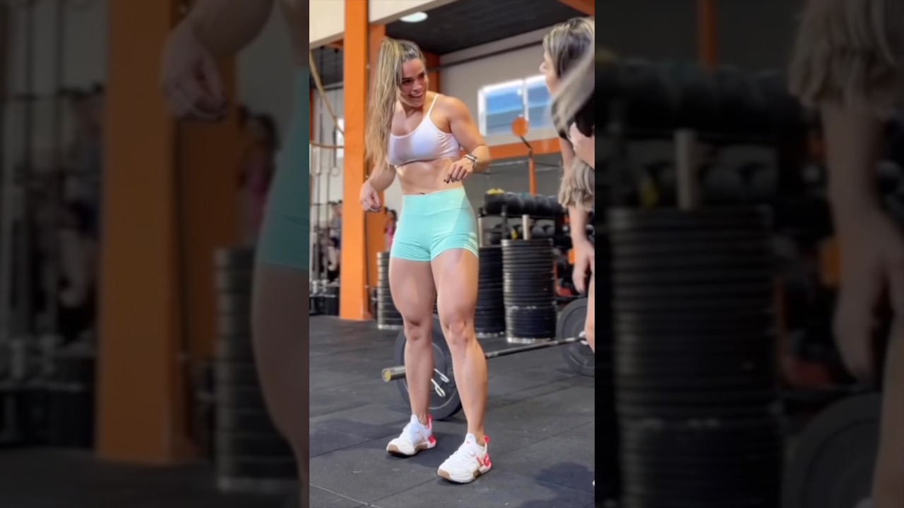 Она делала это до тяжелых приседаний (это изменило ситуацию с бедрами)