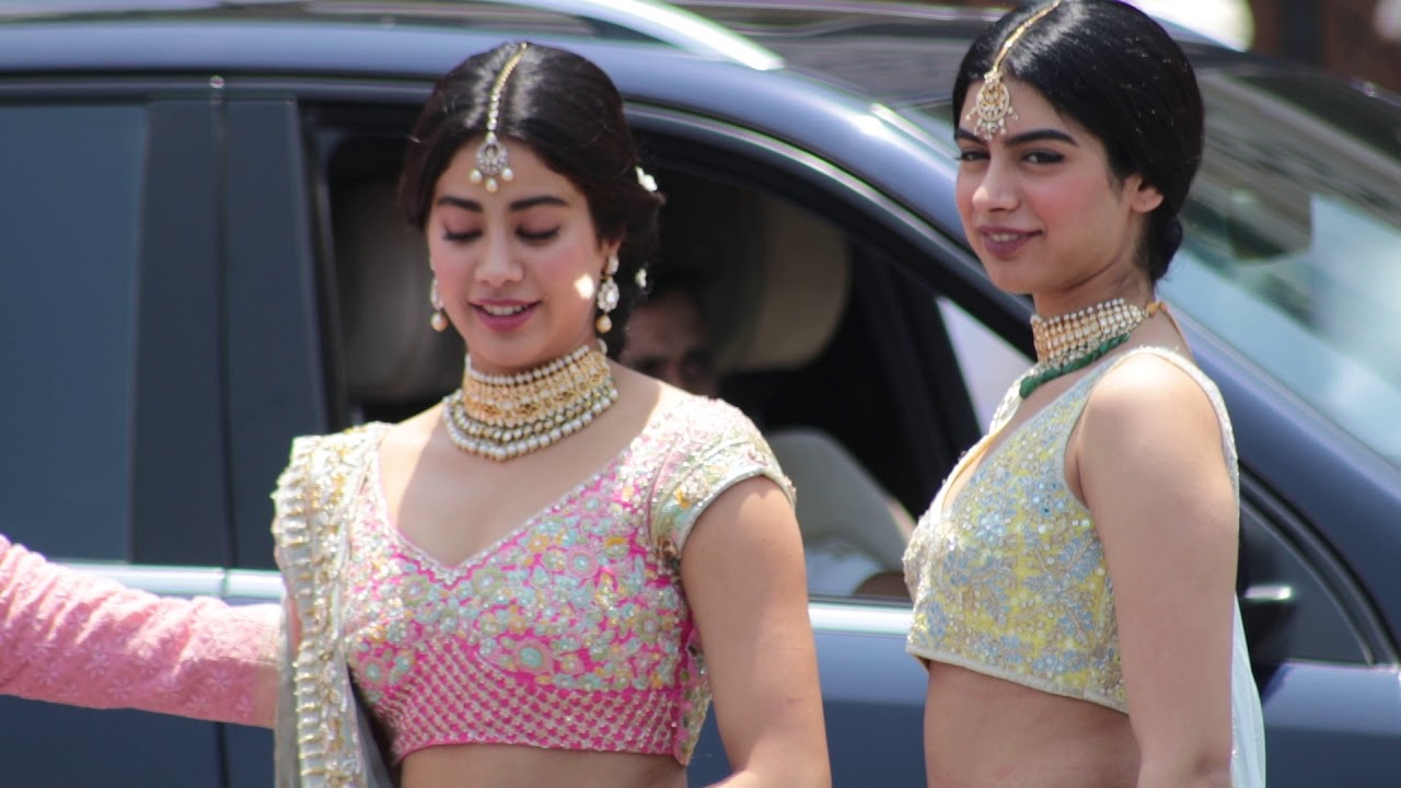 Boney Kapoor with Janhvi Kapoor, Khushi Kapoor and Amar Singh at Sonam Kapoor's Wedding | SpotboyE