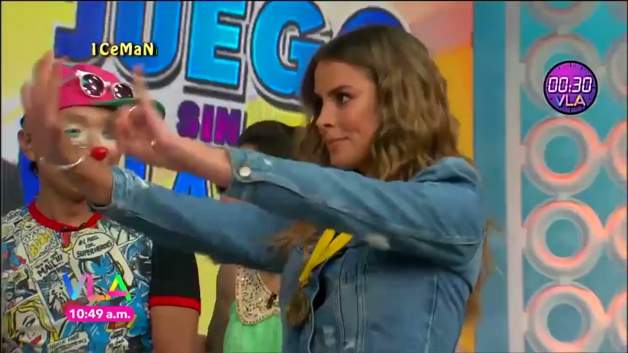 Natalia Vlz minifalda amarilla