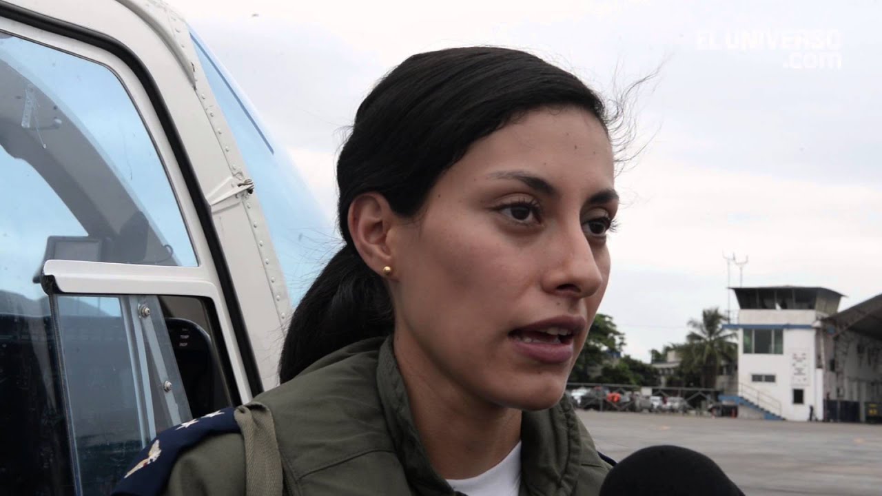 Primera mujer piloto en realizar vuelo sola en helicóptero de FAE