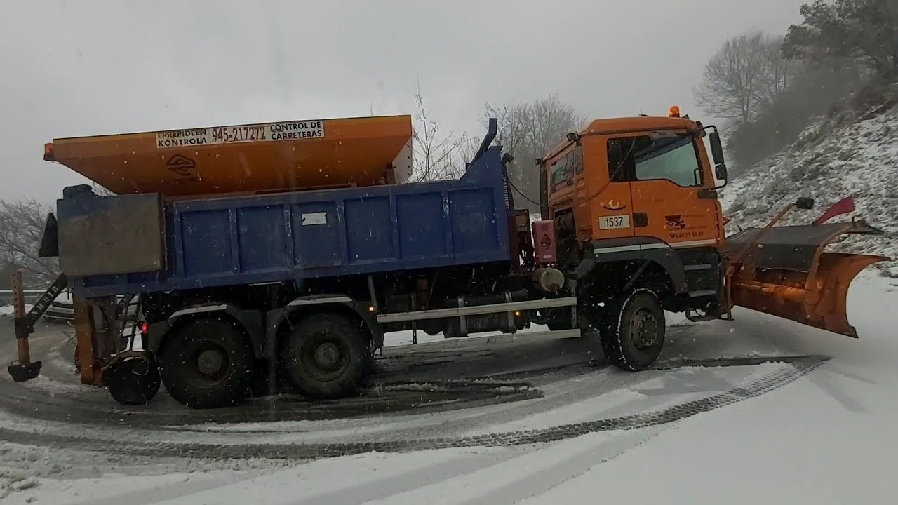 Quitanieves y coches derrapando con la nieve y hielo en el puerto de Orduña (Álava) el 27-2-2023