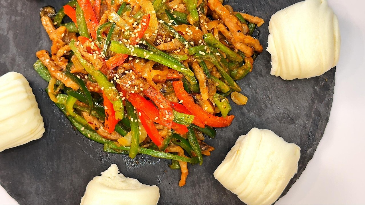 [100 Subs Special 🎉] The Best Crunchy Beef & Pepper Stir-fry with Flower Buns