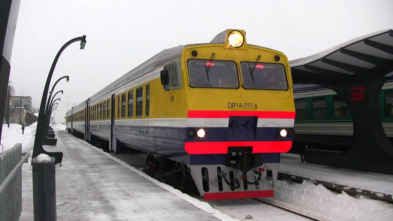 Дизель-поезд ДР1А-222 отправляет от ст. Валга / DR1A-222 leaving Valga station
