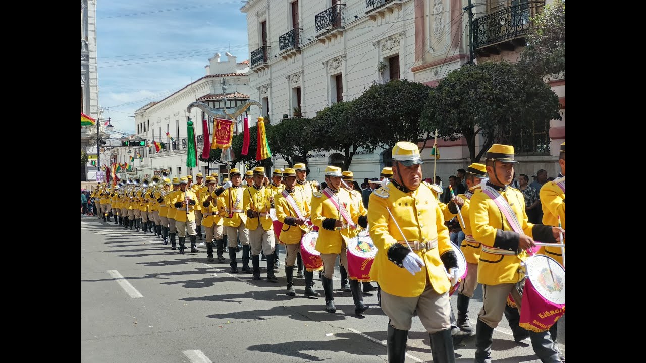 Desfile cívico institucional, policial y militar por el Bicentenario de Bolivia