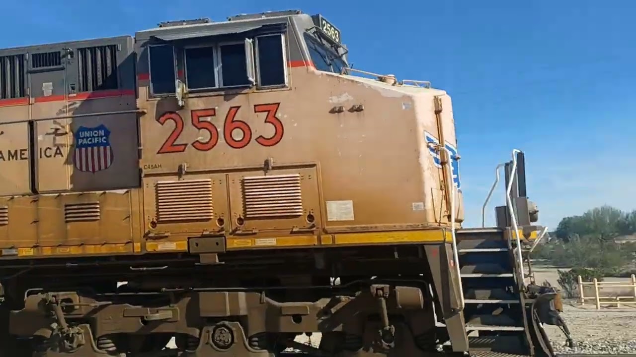 UP 2563 leads a short outbound to Tucson Az