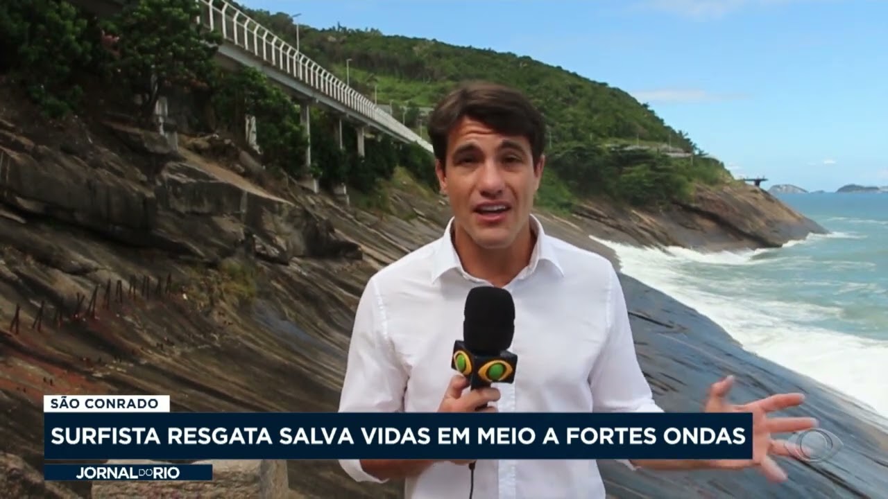 Surfista resgata salva vidas em meio a fortes ondas