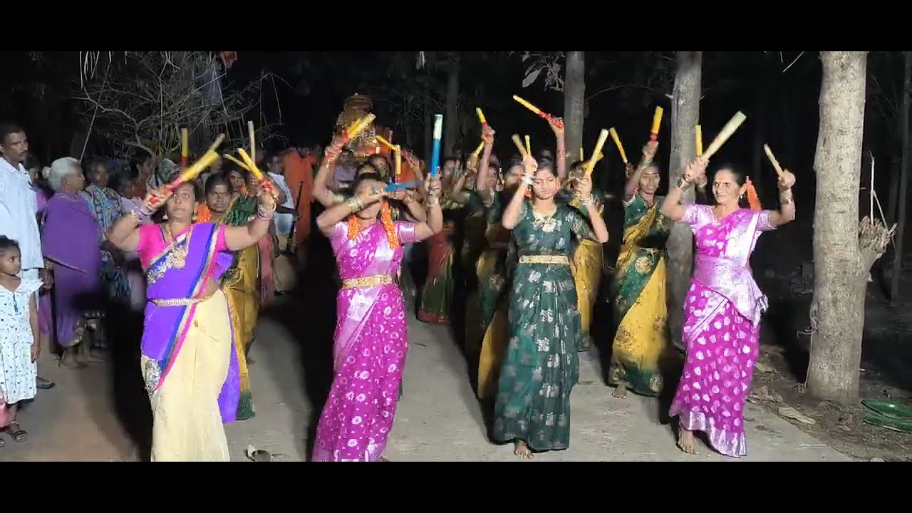 కోలాటం ఒక సాంప్రదాయ జానపద నృత్యం మా ఊరి జాతరలో