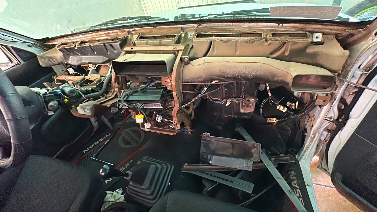 Reparación de tablero y limpieza interior bajo tablero en la Nissan D21