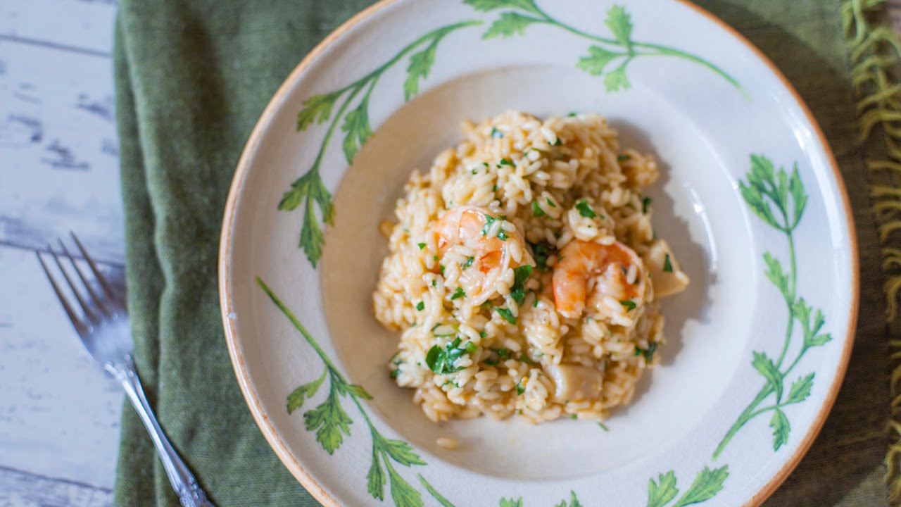 Italienisches Meeresfrüchte Risotto mit Garnelen und Jakobsmuscheln