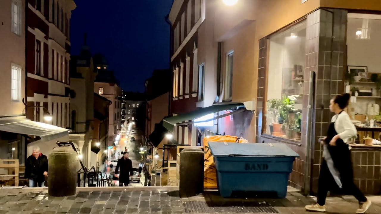 Stockholm Walks: Brännkyrkagatan - Blecktornsgränd. City skyline and street life after dark