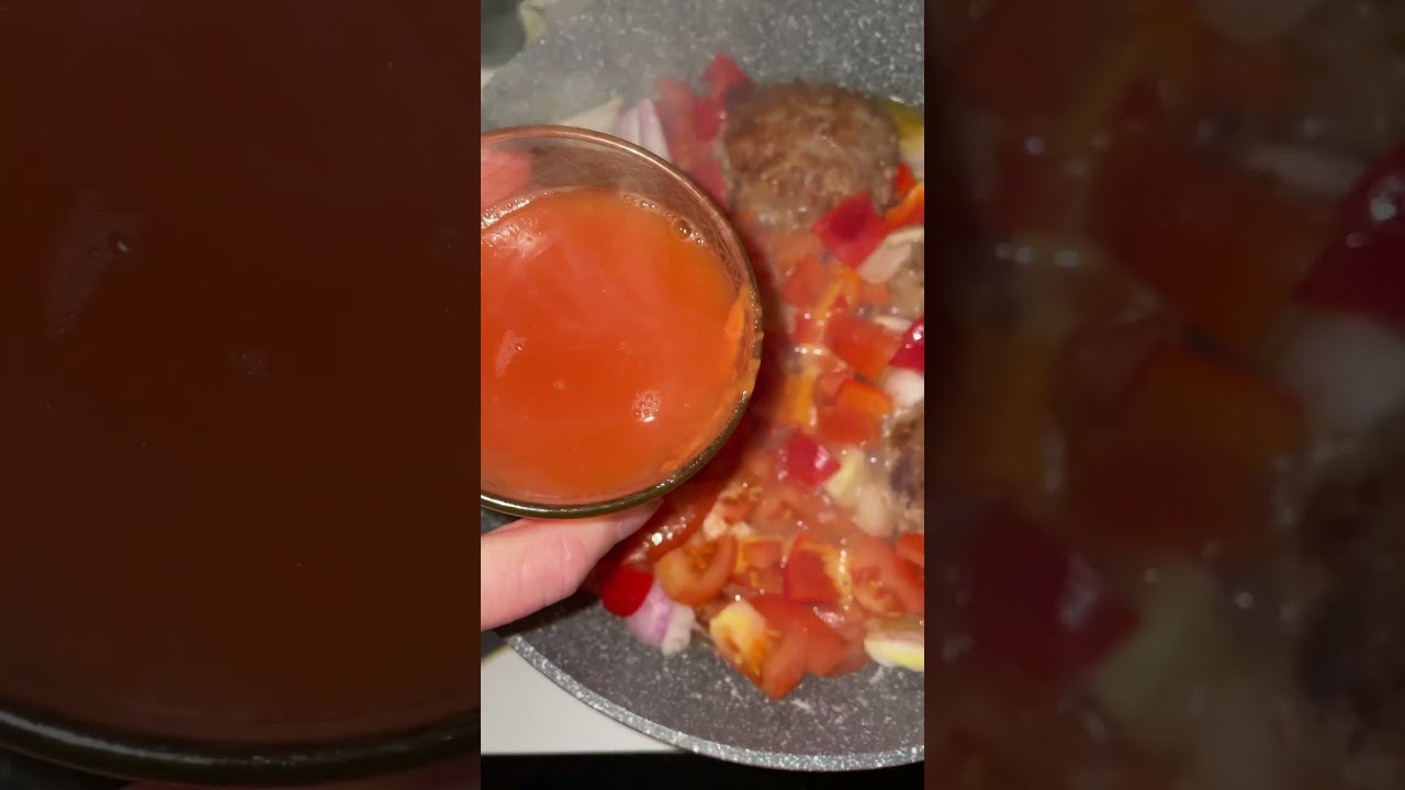 Котлеты в соусе с овощами 