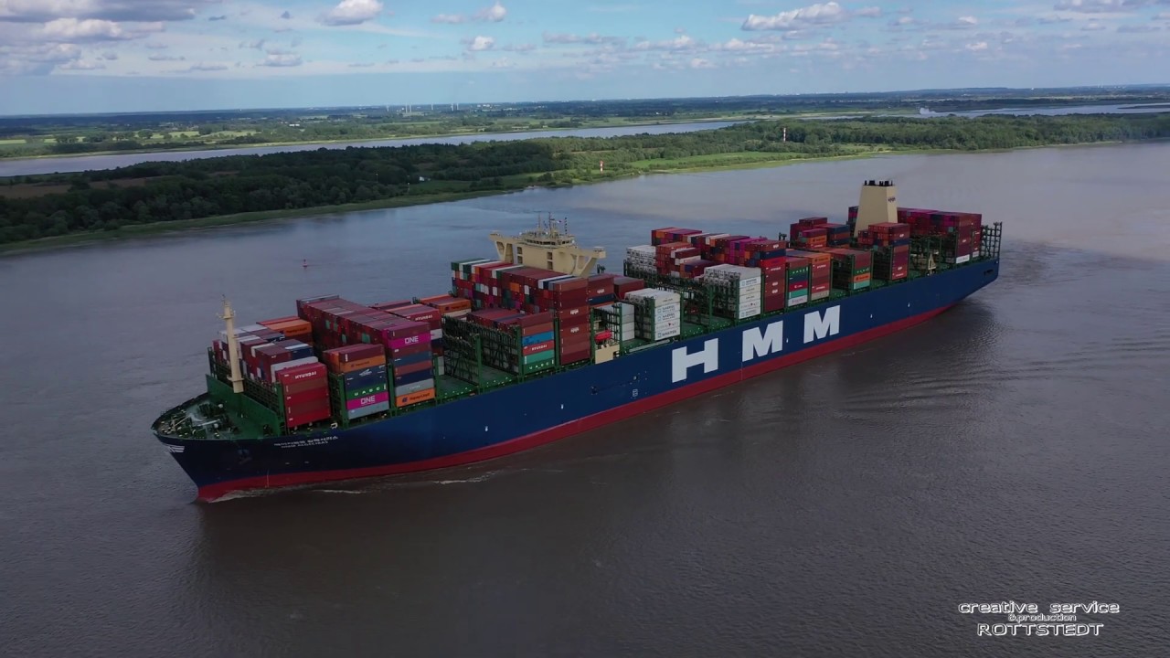 Größtes Containerschiff der Welt "HMM Algeciras" auf der Elbe vor Abbenfleth
