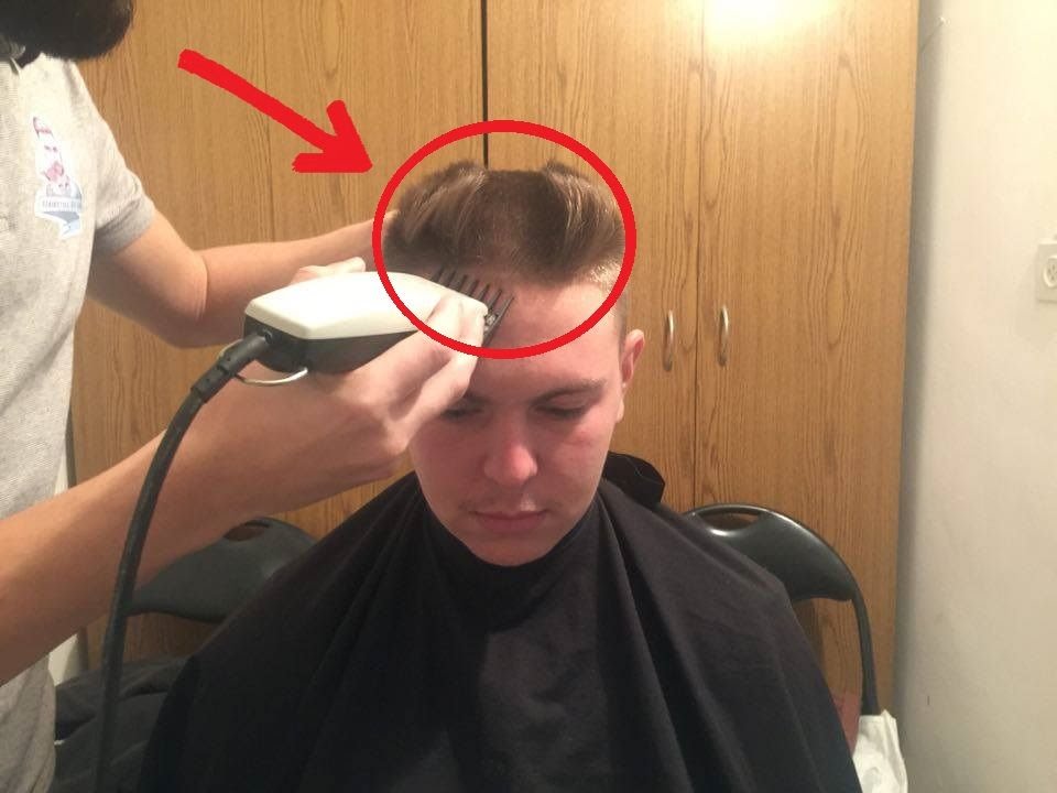 Farsa unui prieten la tuns ! ( s-a suparat pe mine ... 😢 ! ) Prank !