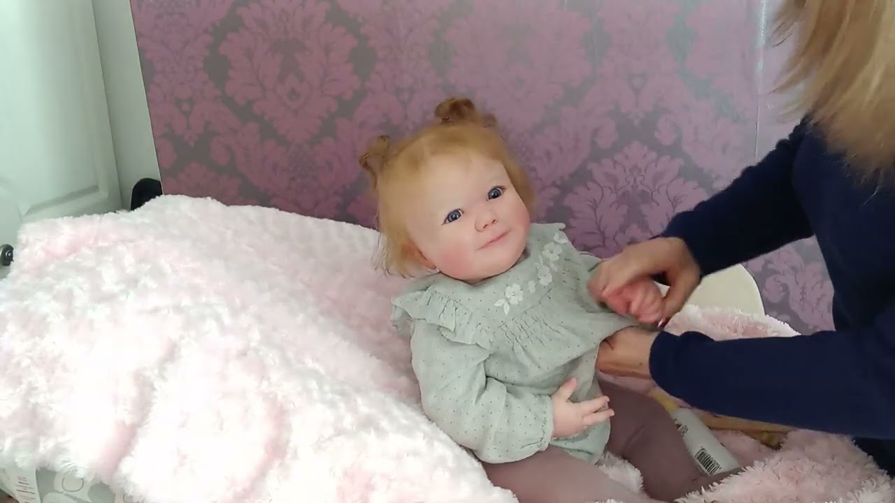 Поппи и новая Джун просыпаются и переодеваются.