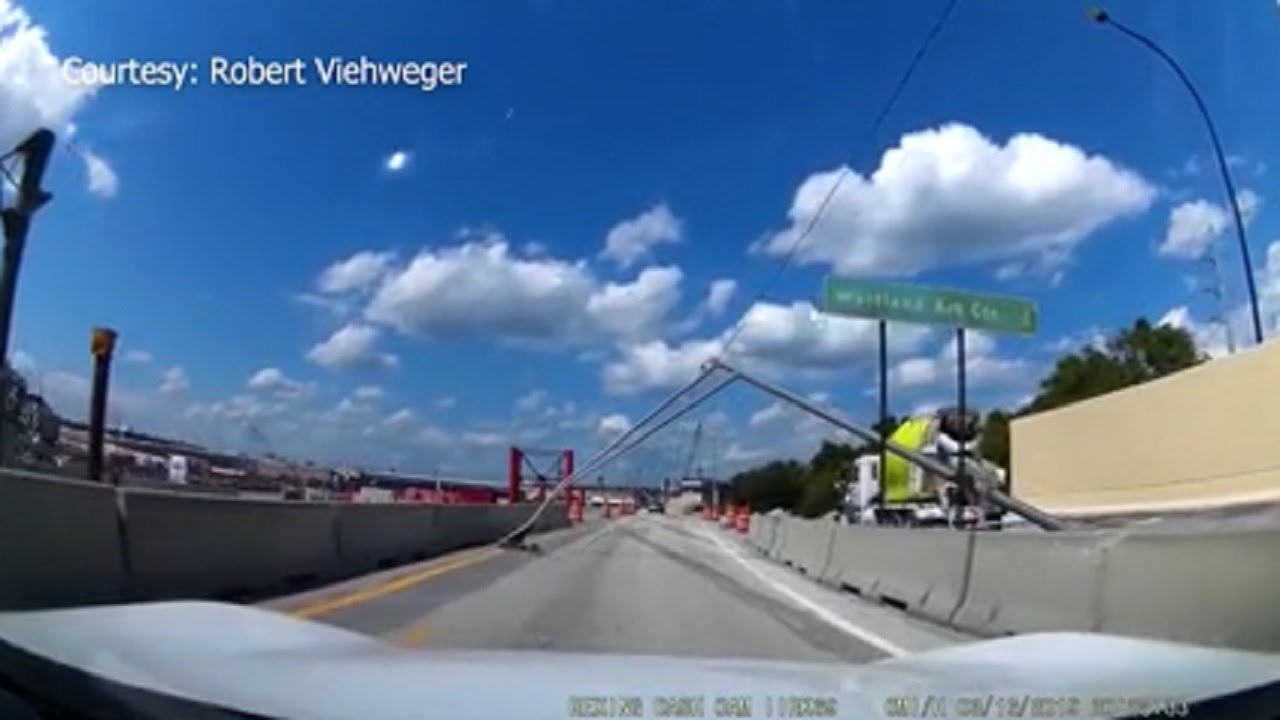 Streetlight falls into traffic on I-4 off-ramp