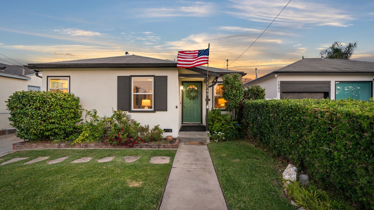 Personality Plus South Bay Single Family Home Under $1 Million | 1540 W. 215th Street, Torrance, CA