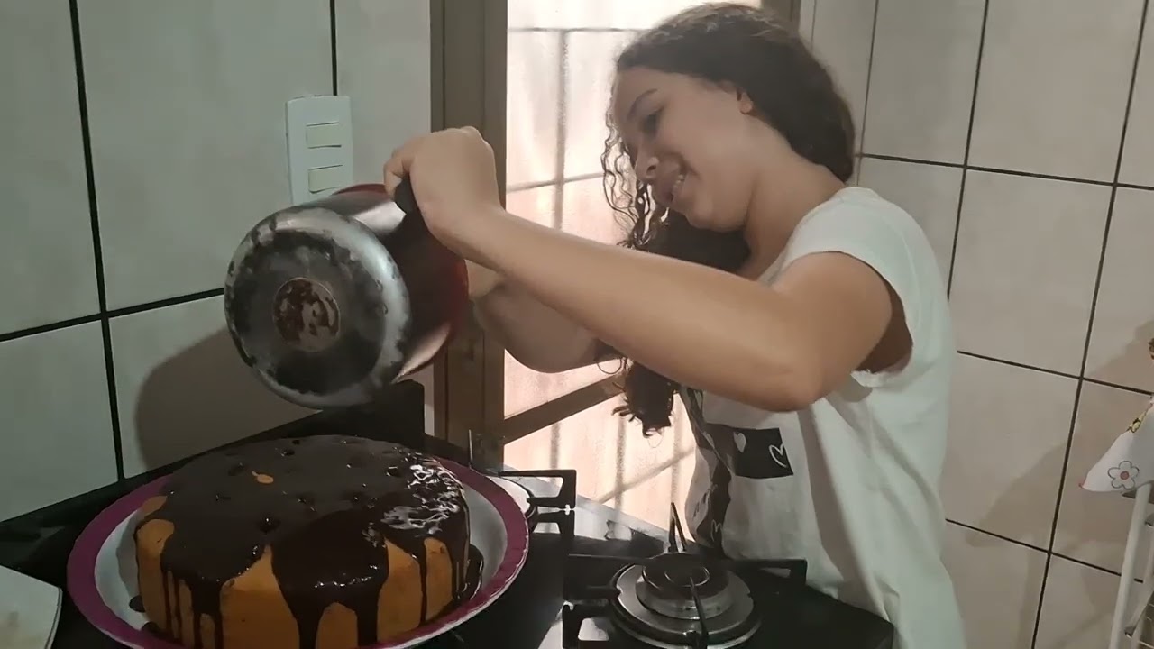 Agatha fazendo bolo