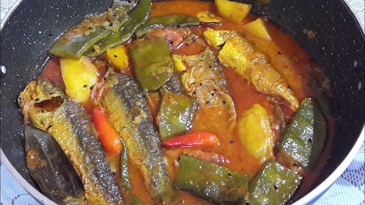 SIM  DIYE  MACHH  ER  JHOL / FISH  CURRY  WITH  BROAD  BEANS....