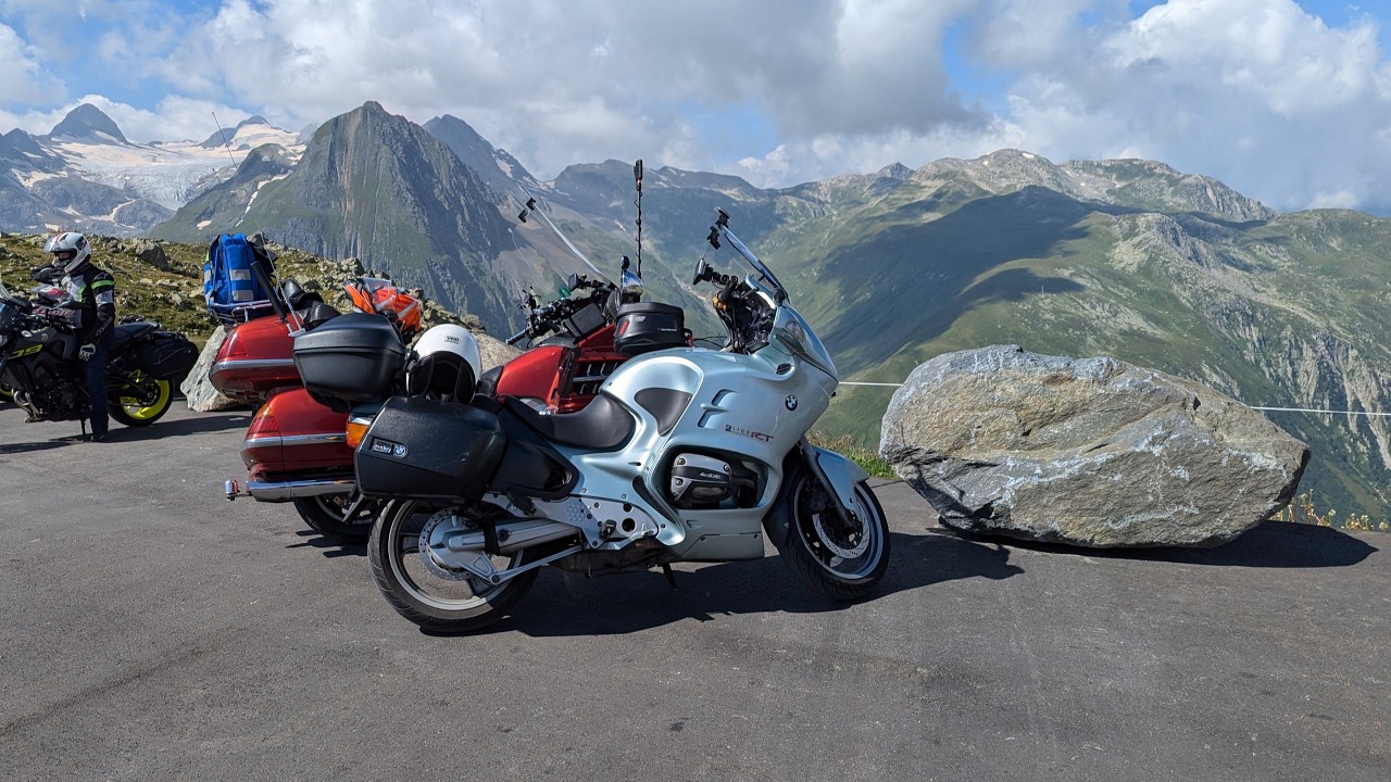 Nufenenpas gereden met de GL1800 en de R1100RT - wat een heerlijke rit