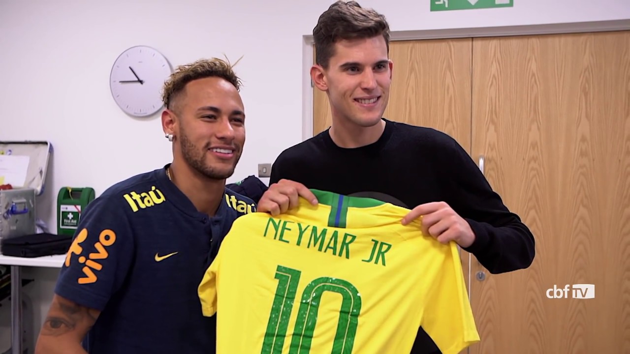 Philippe Coutinho no vestiário e Neymar batendo recorde: veja os bastidores de Brasil 1 x 0 Uruguai