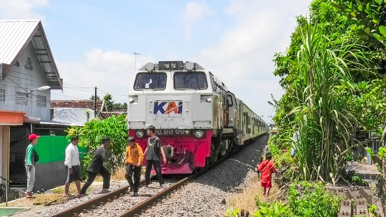 WADUH ADA APA INI RAME RAME ! MOMEN LANGKA KA SINGASARI DITARIK LOKOMORIF CC 206