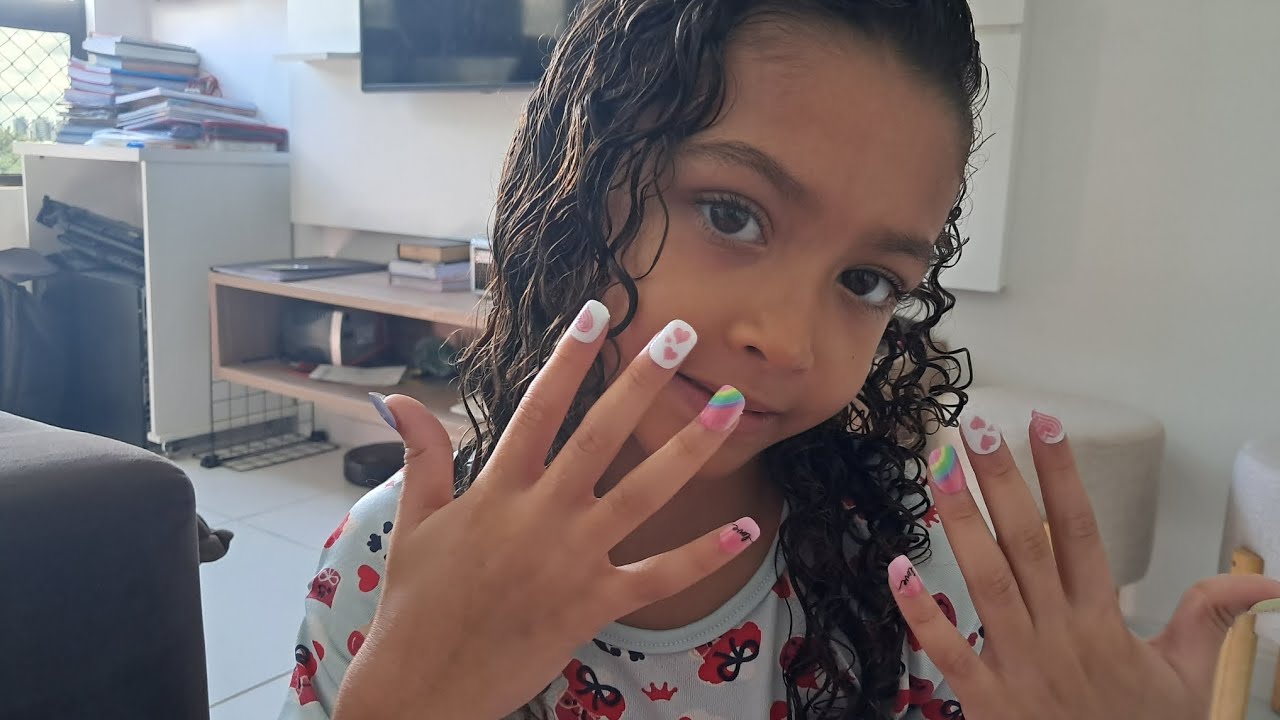 Brincando de colocar unhas postiças com o papai.