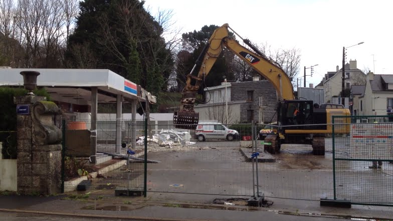 Démolition de l'ancienne station Total