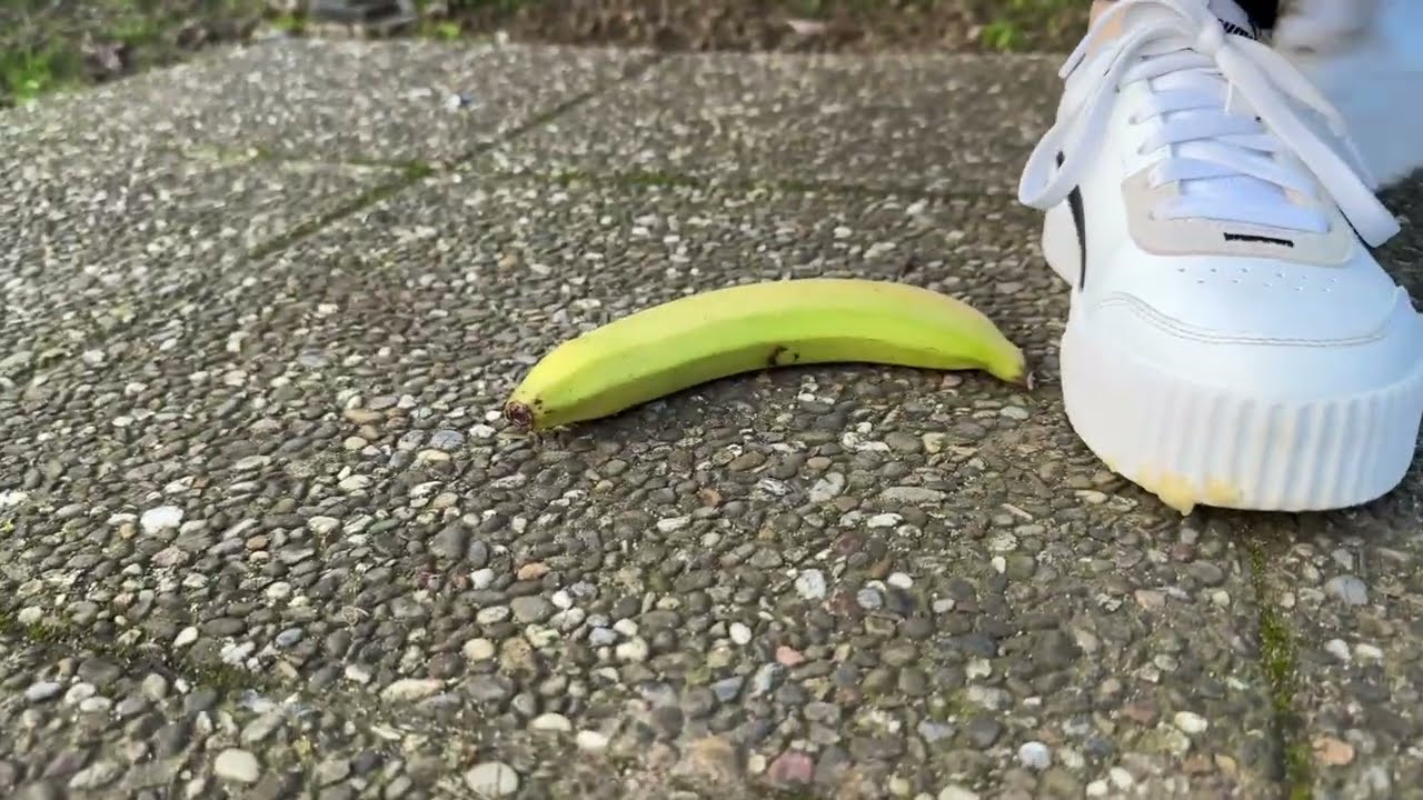 Puma feet crushing banana | Puma pieds &eacute;crasant des bananes