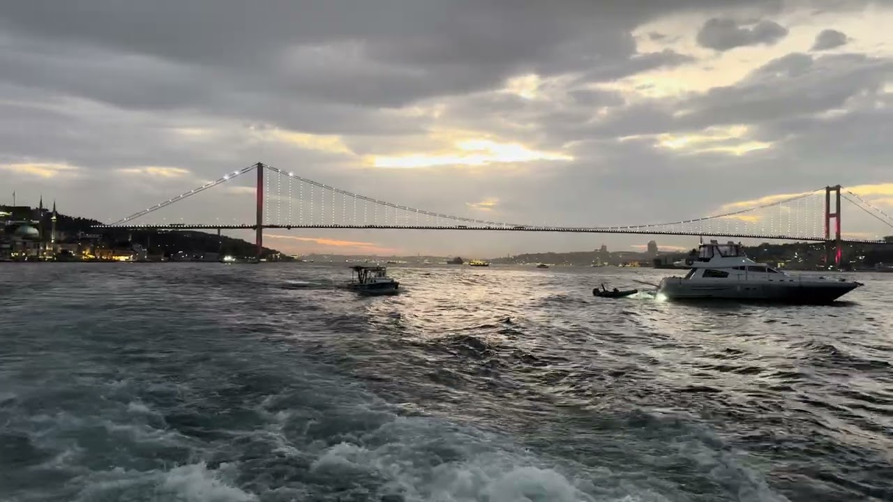 İstanbul Boğazı’nda akşam.. 