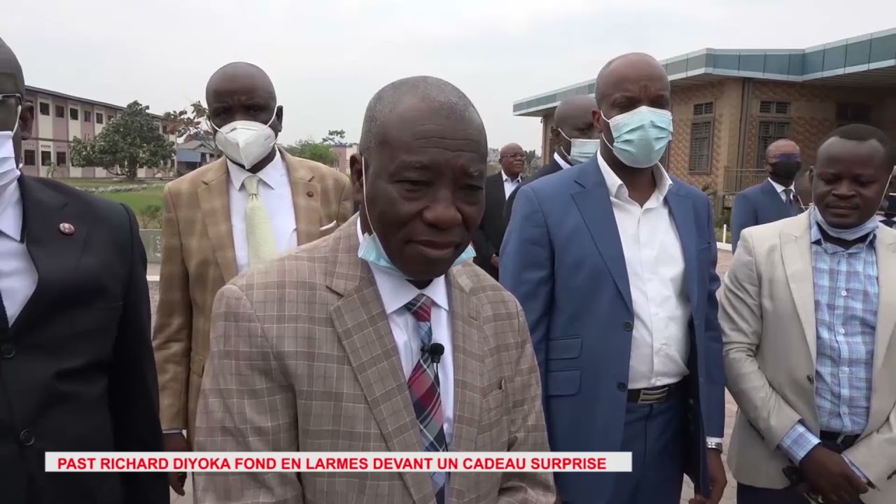 PASTEUR DIYOKA FOND EN LARMES DEVANT UNE BELLE SURPRISE