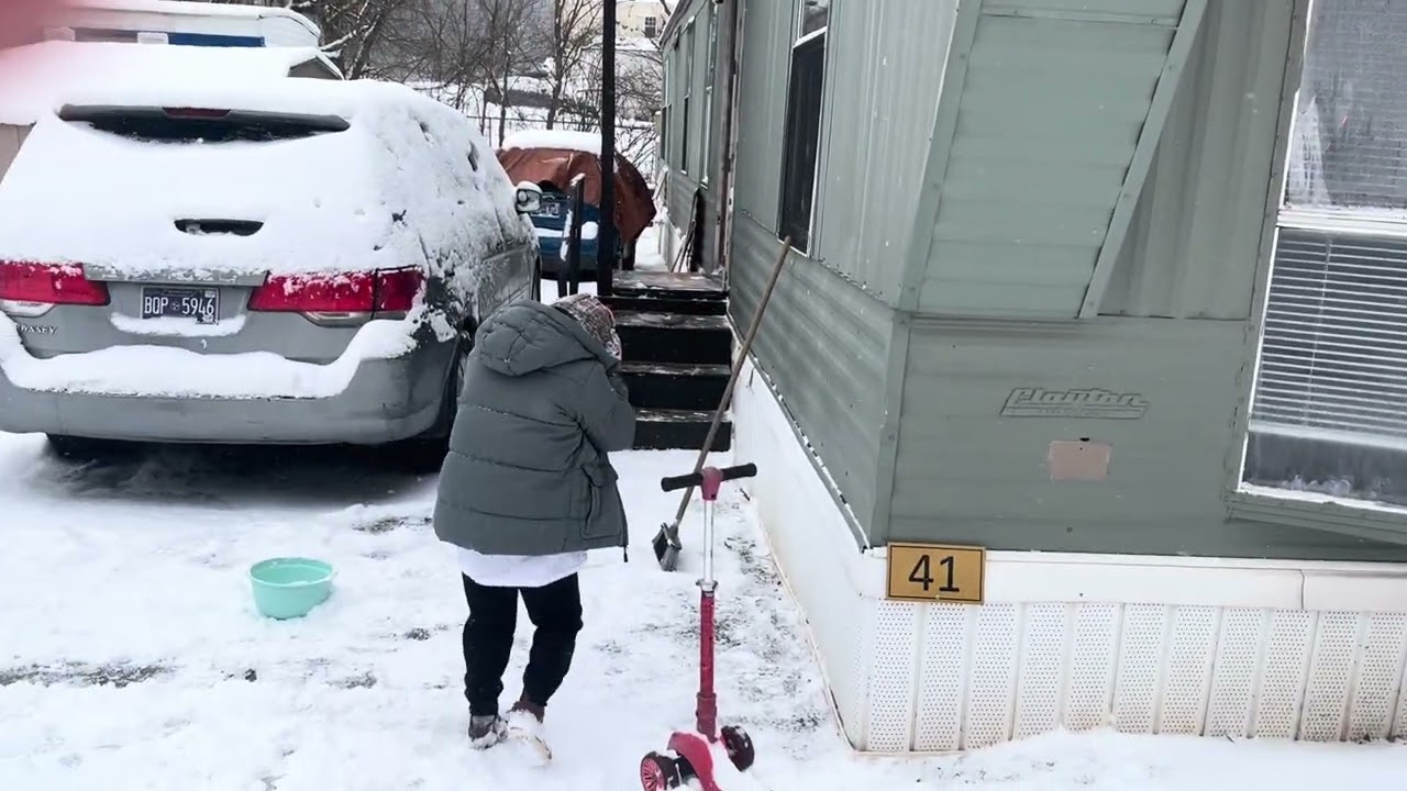 Feliz jugando con la nieve 