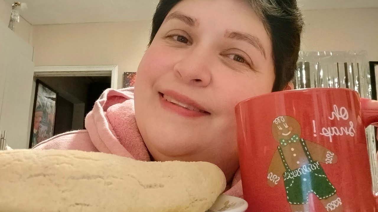 ASMR Comiendo pan 🥐 con leche 🥛😋